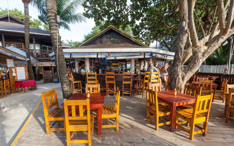 Beachfront dining Thirsty Turtle Pizzarama Bananarama Resort Roatan